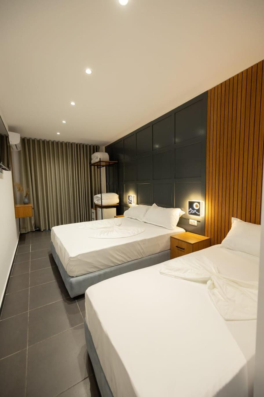 Aglon Twin'S Hotel Vlorë Esterno foto