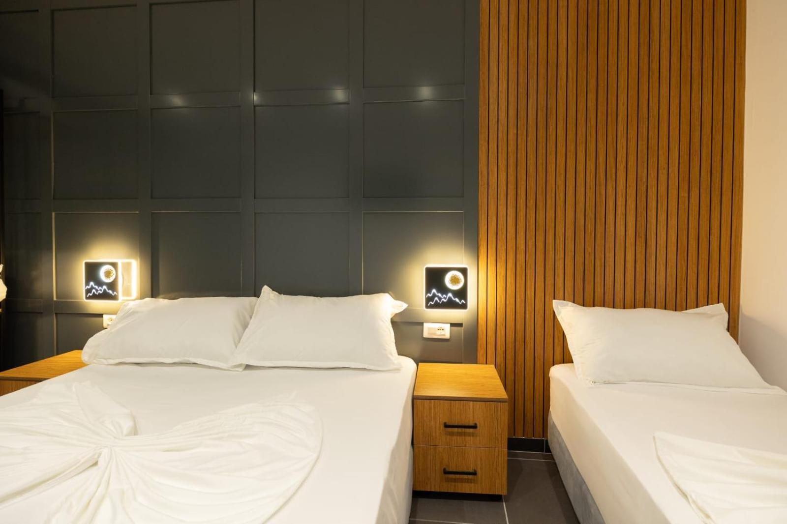 Aglon Twin'S Hotel Vlorë Esterno foto