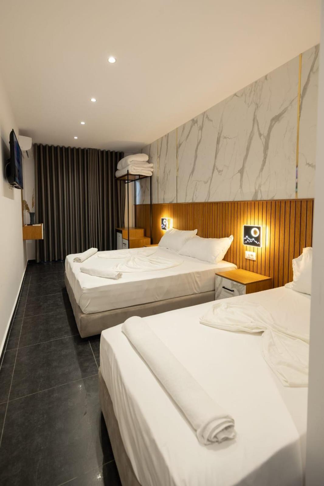 Aglon Twin'S Hotel Vlorë Esterno foto