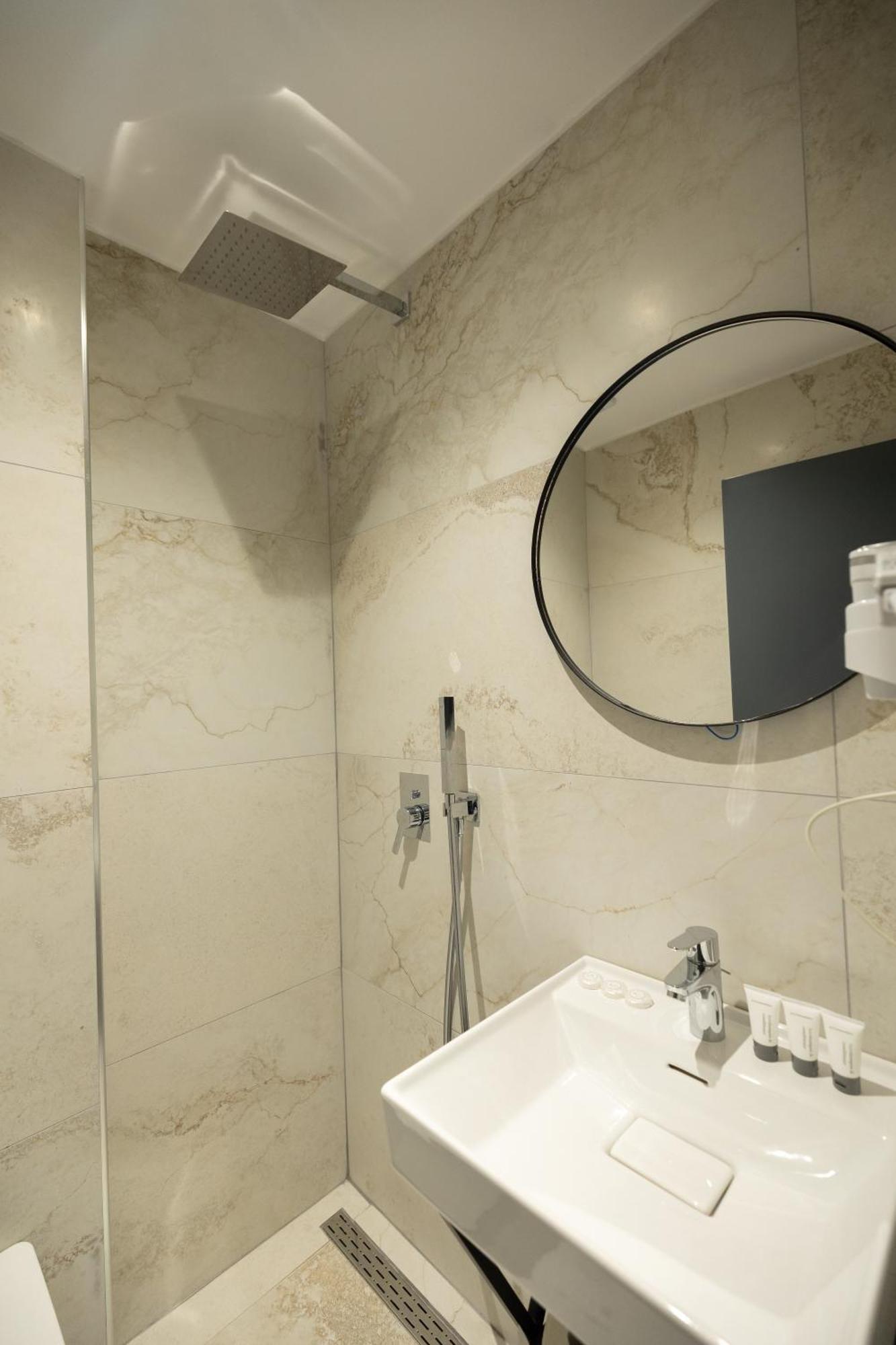 Aglon Twin'S Hotel Vlorë Esterno foto